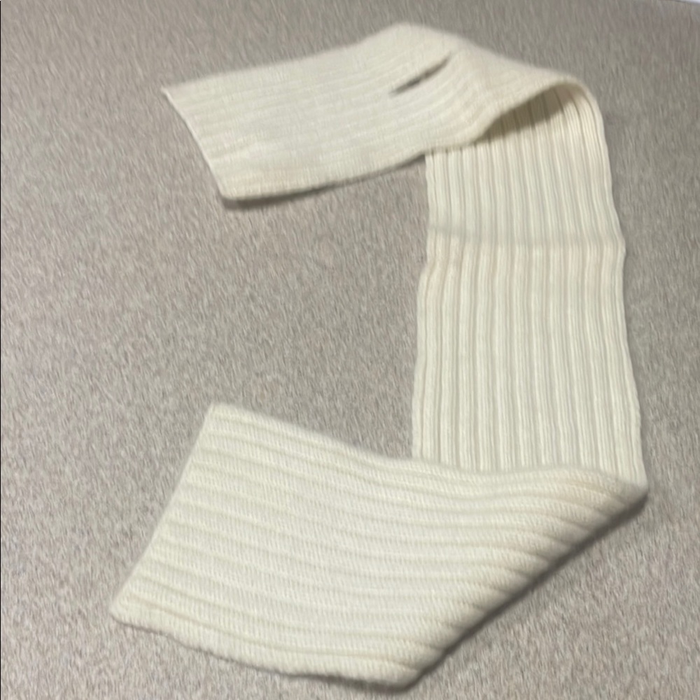 Banana Republic White Cashmere Scarf with Chunky Knit Design - Picture 3 of 4